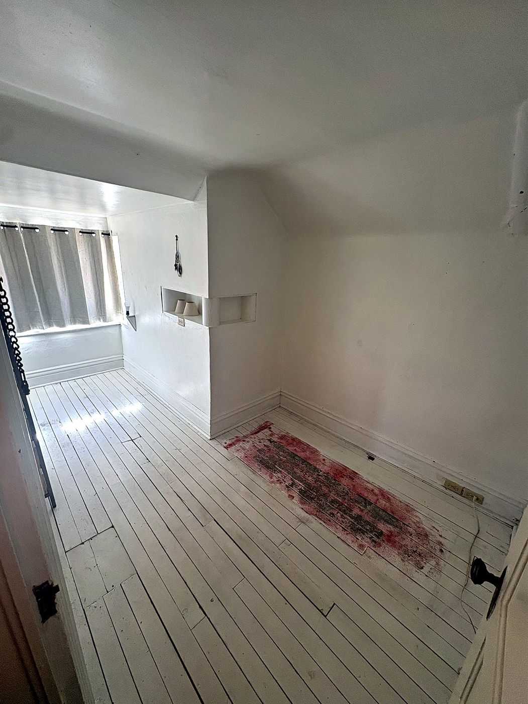 Empty small bedroom before